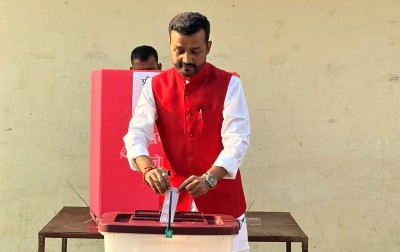 पूर्व मन्त्री यादवले गरे मतदान 